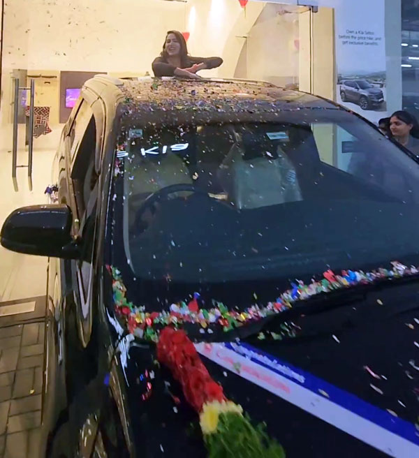 సంక్రాంతికి ఖరీదైన కారు కొనేసిన 'హిమజ': ఆ కారు ధర ఎంతో తెలుసా..!!