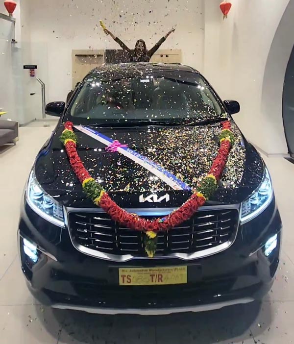 సంక్రాంతికి ఖరీదైన కారు కొనేసిన 'హిమజ': ఆ కారు ధర ఎంతో తెలుసా..!!