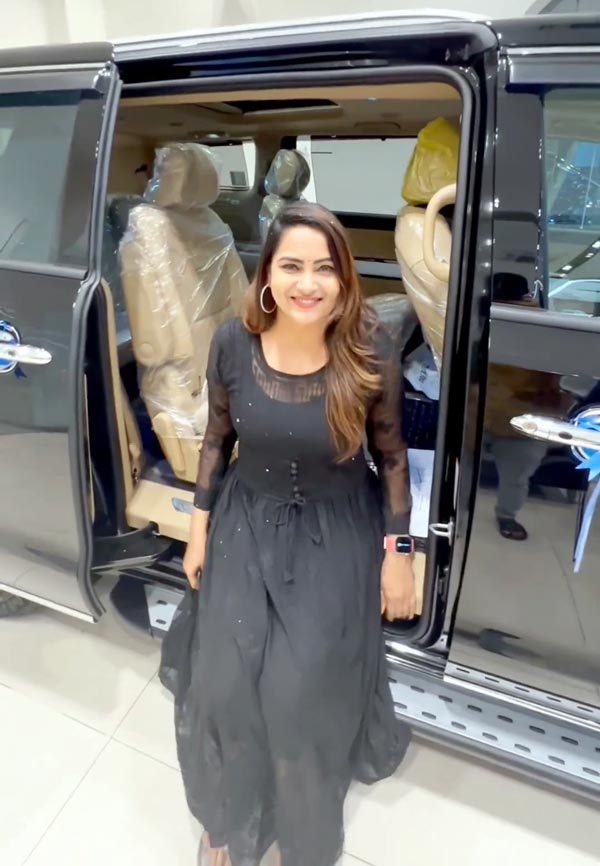 సంక్రాంతికి ఖరీదైన కారు కొనేసిన 'హిమజ': ఆ కారు ధర ఎంతో తెలుసా..!!