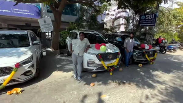 సంక్రాంతి కానుకగా ఖరీదైన కార్లు గిఫ్ట్‌గా ఇచ్చిన యజమాని.. ఇలాంటి బాస్ మీకు ఉన్నారా..?