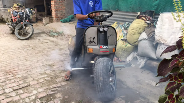 స్టీరింగ్ వీల్ కలిగిన మోడిఫైడ్ స్కూటర్: ఇది సృజనాత్మకత అవునో, కాదో.. మీరే చెప్పాలి