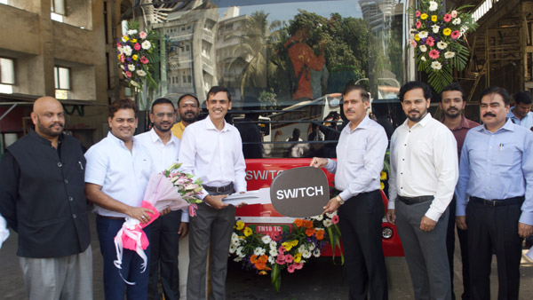 బస్సును ప్రారంభించిన అదికారులు