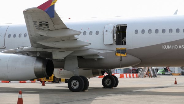 passenger opened emergency door in asiana airlines flight