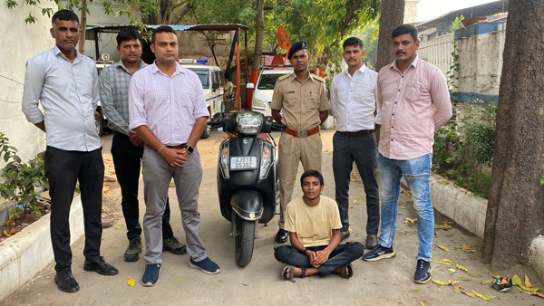 Ahmedabad young men perform dangerous stunts on scooter
