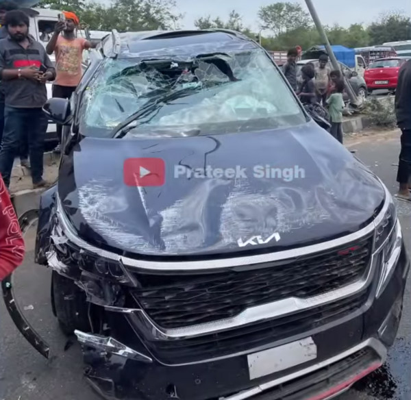 kia seltos facelift crashed electric pole 