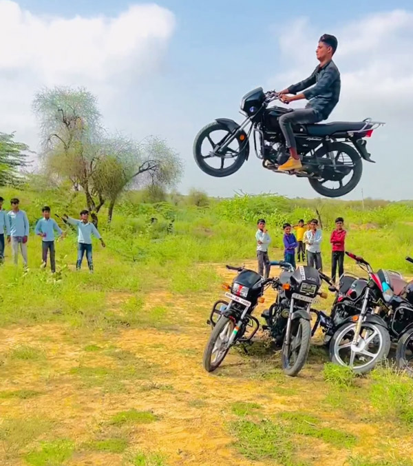 hero splendor bike rider jumps over 5 bikes