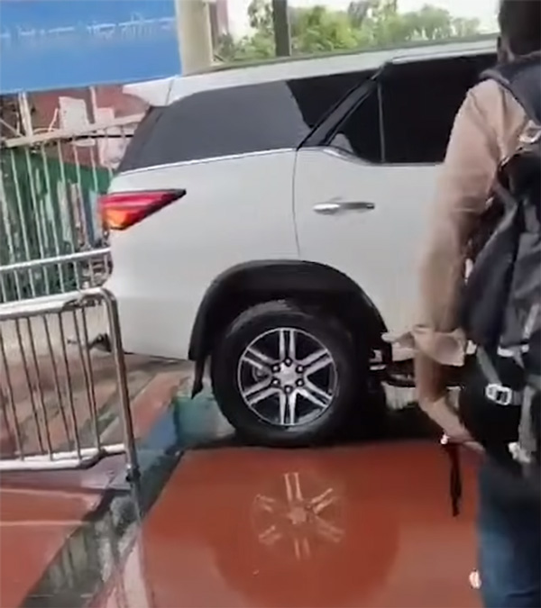 Minister-Drives-Into-Railway-Platform