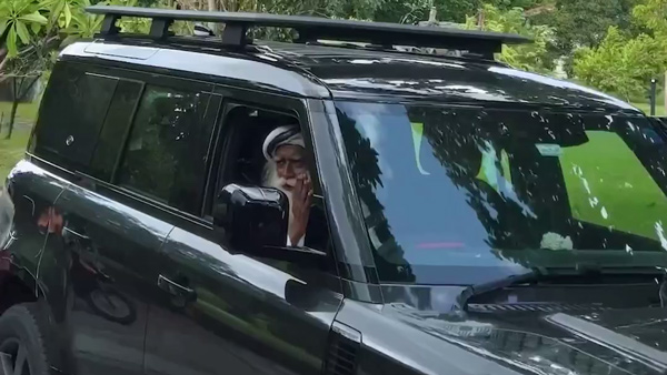 Sadhguru-New-Land-Rover-Defender