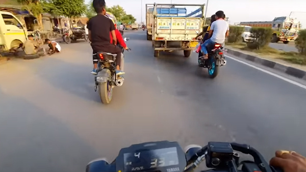 Yamaha MT 15 bike rider crashed Mahindra bolero truck