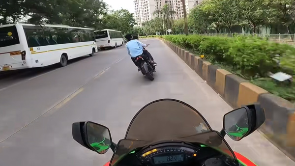 Bajaj-Pulsar-NS200-Rider-Tries-Show-Off