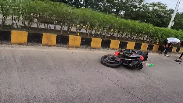 Bajaj-Pulsar-NS200-Rider-Tries-Show-Off