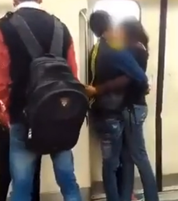 Couple-Kissing-Delhi-Metro