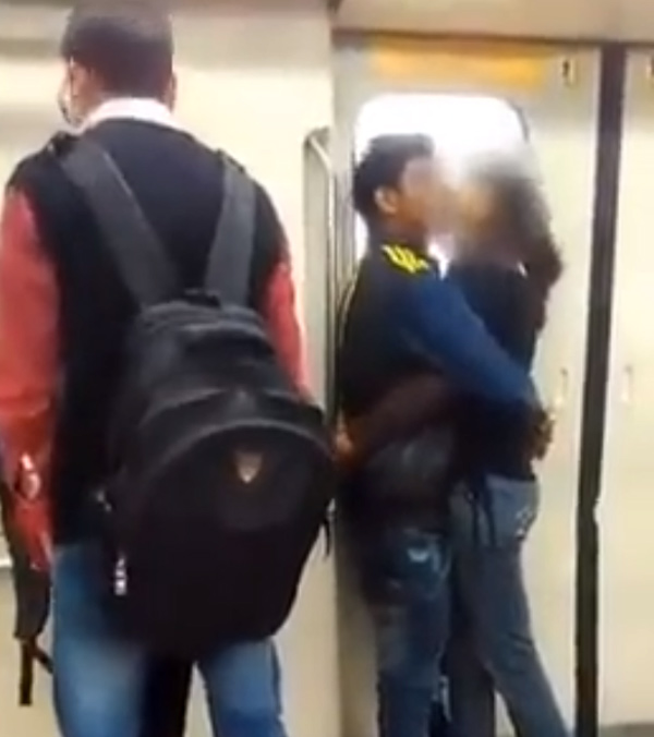 Couple-Kissing-Delhi-Metro