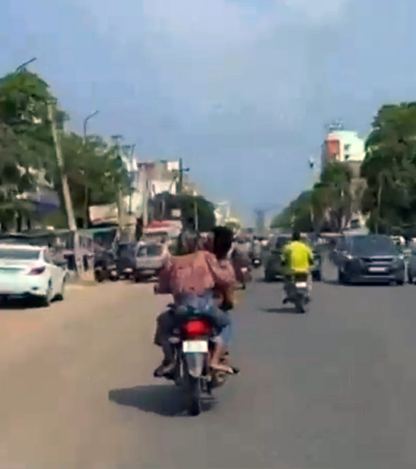Young couple romance on Moving bike in jaipur