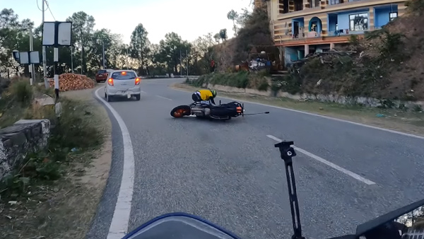KTM Rider collides with Maruti Suzuki Alto 