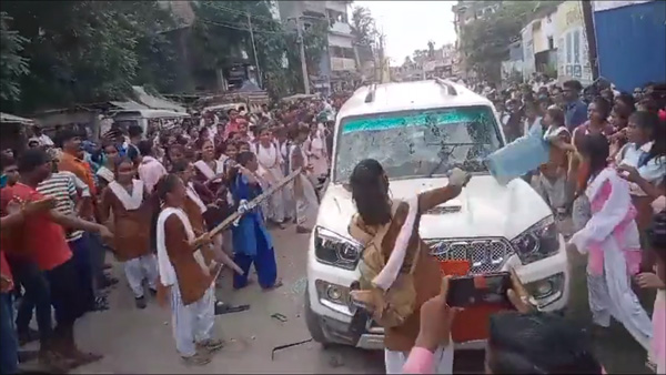 Girls-Destroy-Officer-Car