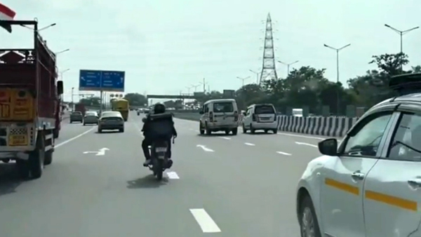 Toll-Officials-Chase-Wagonr-Taxi