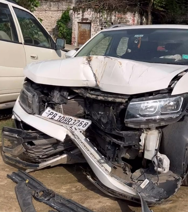 volkswagen taigun car hits tree at 80 kmph spee