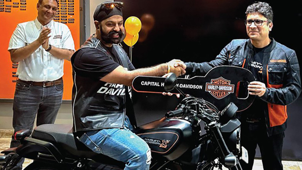 Car-Customer-Photo-With-big-Key