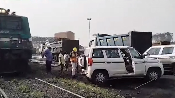 Goods-Train-Drags-Mahindra-Bolero Goods-Train-Drags-Mahindra-Bolero