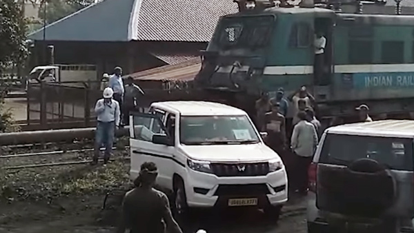 Goods-Train-Drags-Mahindra-Bolero Goods-Train-Drags-Mahindra-Bolero