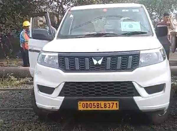 Goods-Train-Drags-Mahindra-Bolero Goods-Train-Drags-Mahindra-Bolero