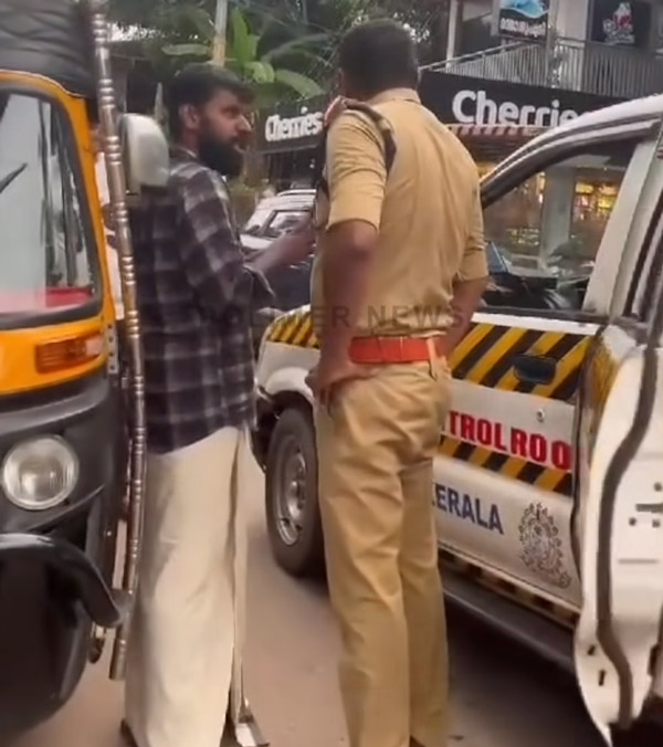 Man-Stopped-Police-Vehicle-For-Not-Wearing-Helmet Man-Stopped-Police-Vehicle-For-Not-Wearing-Helmet