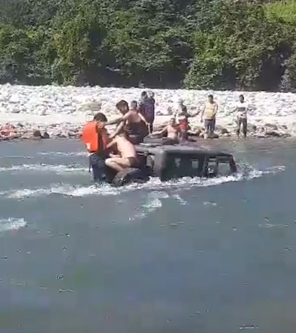 3 men entered fast flowing ram ganga river with Mahindra Thar 3 men entered fast flowing ram ganga river with Mahindra Thar
