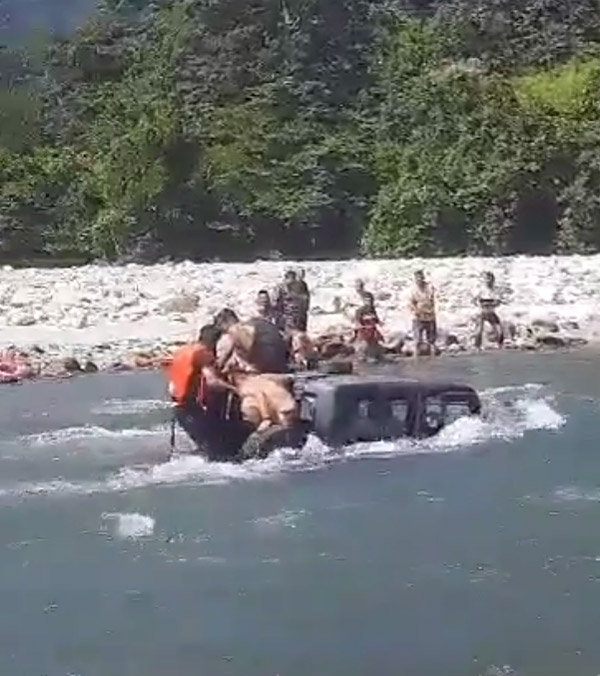 3 men entered fast flowing ram ganga river with Mahindra Thar 3 men entered fast flowing ram ganga river with Mahindra Thar