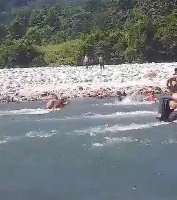 3 men entered fast flowing ram ganga river with Mahindra Thar 3 men entered fast flowing ram ganga river with Mahindra Thar