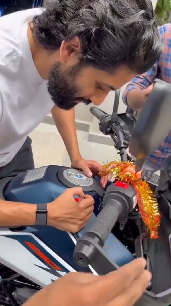 Naga-Chaitanya-Autograph-On-Bike Naga-Chaitanya-Autograph-On-Bike