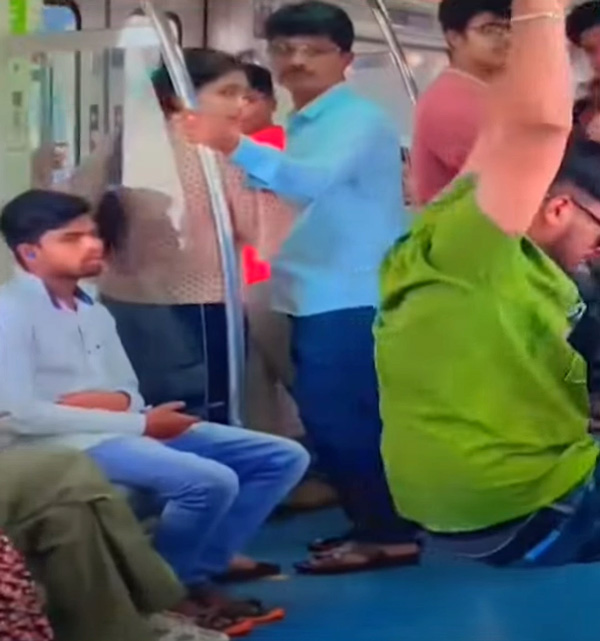 Prank-Video-In-Bengaluru-Metro-Train