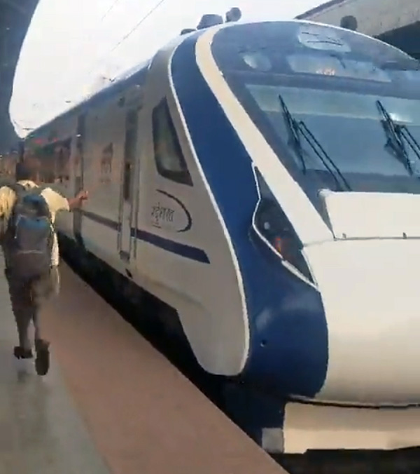 Railway-Police-Rescue-Man-At-Howrah-Railway-Station