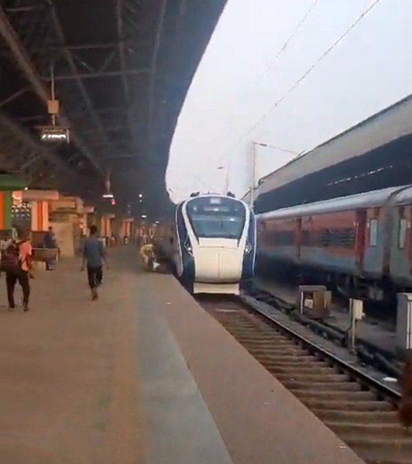 Railway-Police-Rescue-Man-At-Howrah-Railway-Station