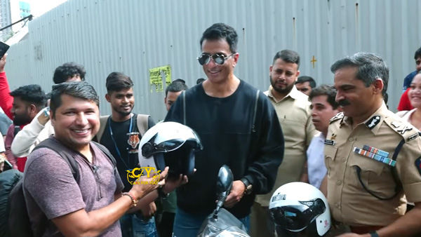 Sonu-Sood-Helmet-Distribution