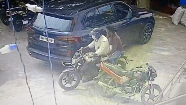 rs13.75 lakh stolen from parked bmw x5 in bengalore