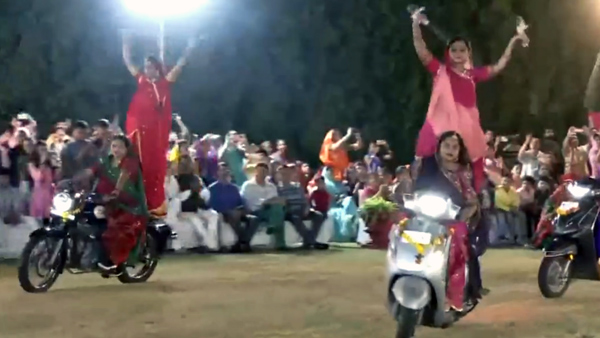 Women-Perform-Garba-Dance-On-Bikes