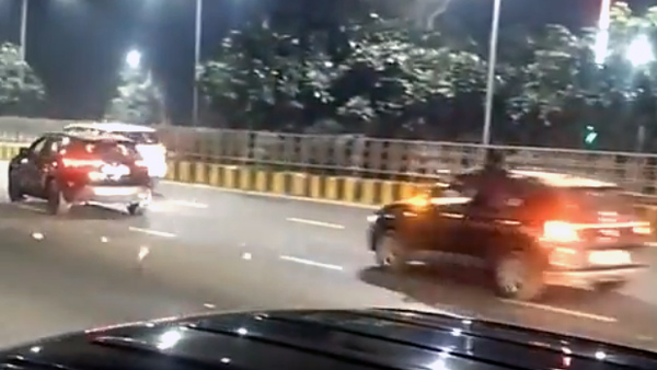 Shower-Currency-On-Noida-Roads