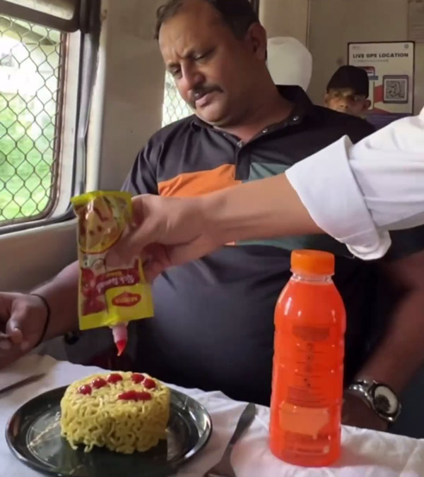 Five-Star-In-Mumbai-Local-Train