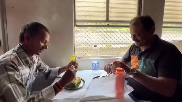 Five-Star-In-Mumbai-Local-Train