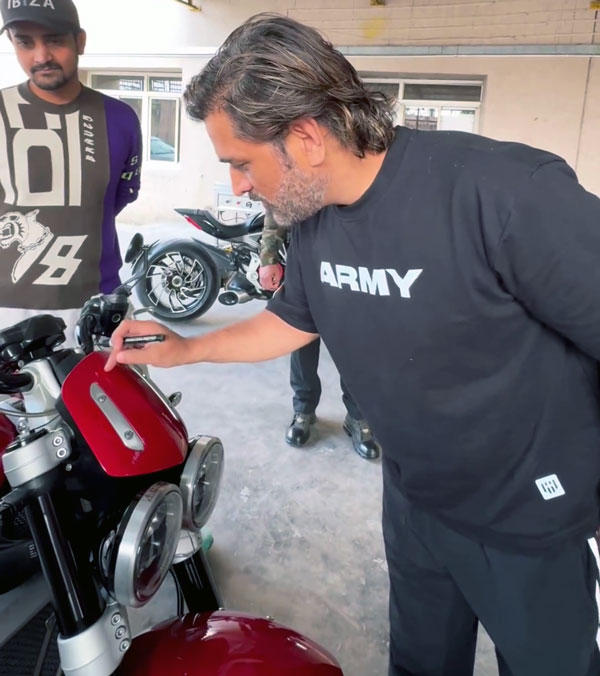 MS-Dhoni-Cleans-Fans-Bike