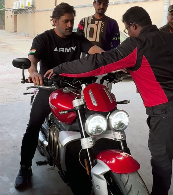 MS-Dhoni-Cleans-Fans-Bike