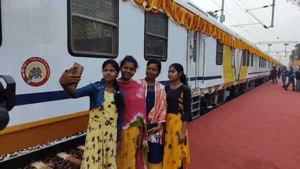 Draupadi-Murmu-Flags-Off-Trains