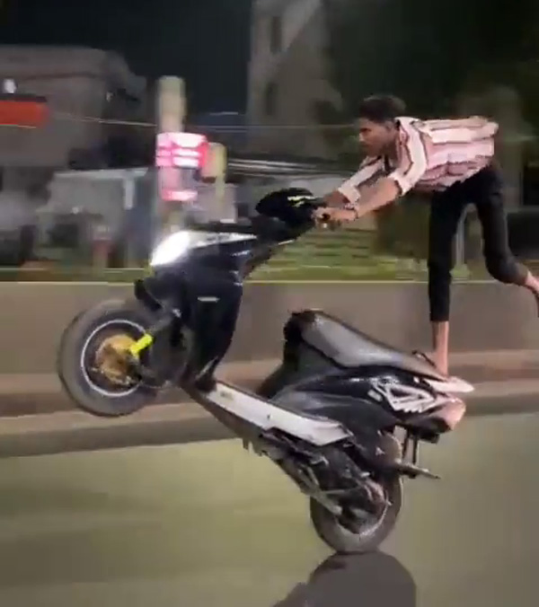 Stunts-On-Bike-At-Telangana-Secretariat