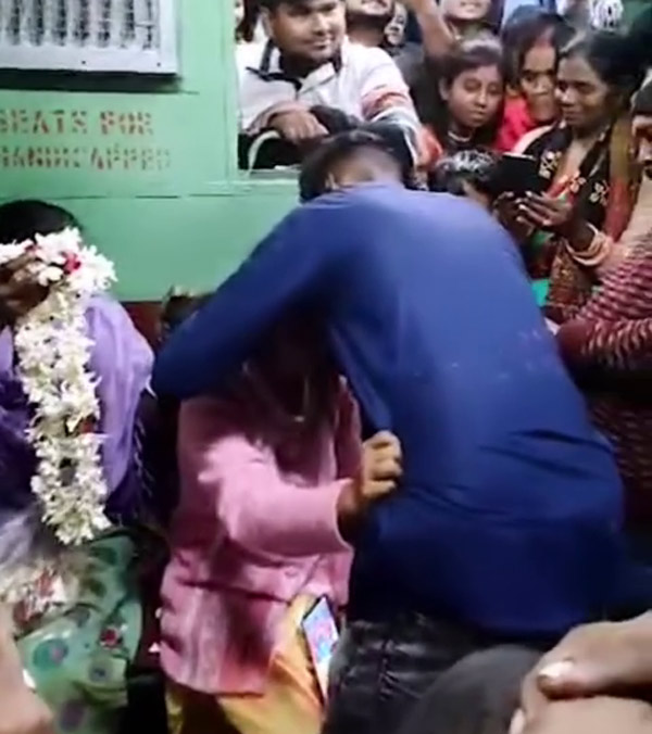 Couple-Marriage-In-Train
