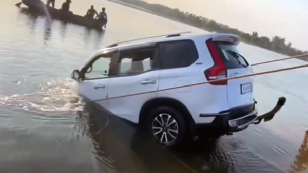 mahindra car rolls into river in Chhattisgarh mahindra car rolls into river in Chhattisgarh