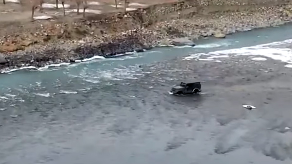 Himachal-Pradesh-Thar-Drives-In-River