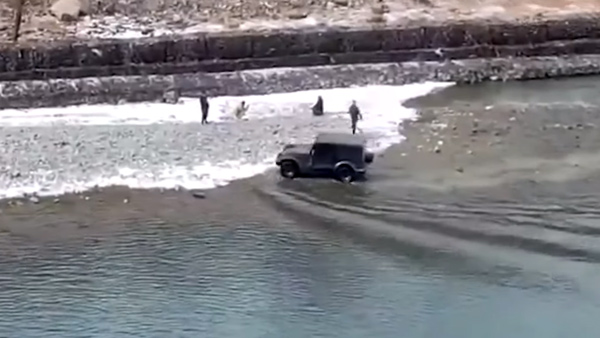 Himachal-Pradesh-Thar-Drives-In-River