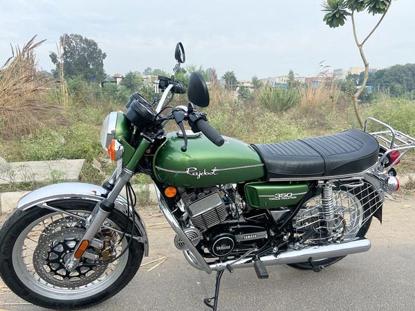 MS Dhoni received yamaha RD350