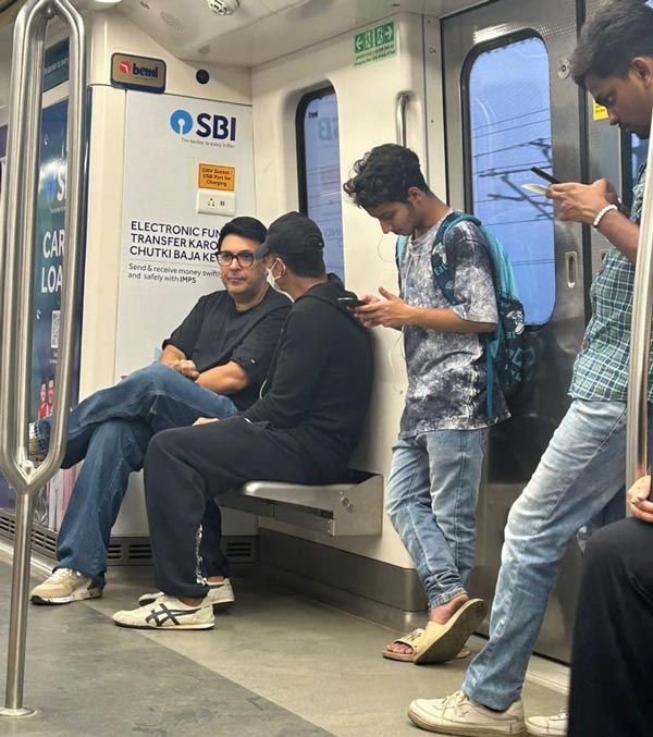 Akshay-Kumar-In-Metro-Train